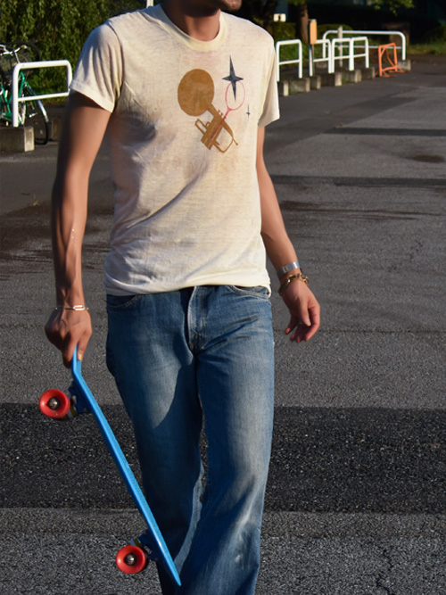 laboratory__r's tweet photo. recommend👕
ヴィンテージプリントTシャツをLEVI'Sのベルボトムと合わせてみました!
ZOZOTOWNにて販売中です!
https://t.co/gl9so6y83v
WEARにて古着を使ったスタイリングも紹介しています。
https://t.co/zUhPU3UFdX
#laboratoryr #vintagefashion #zozotown #laboratoryrzozotownstore
#WEAR https://t.co/aDdksDCq3A