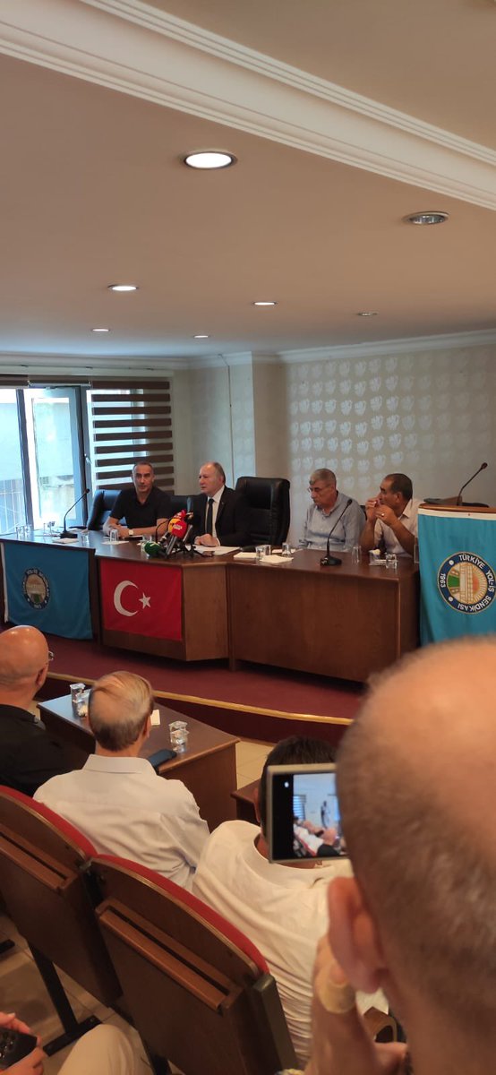 Yolissendikasi's tweet photo. TÜRK-İŞ Genel Başkan Yardımcısı ve Genel Başkanımız Ramazan Ağar, Adana ve Diyarbakır'da düzenlenen toplantılarda "İşçinin, emeklinin insana yakışır koşullarda hayatı olması için mücadele ediyoruz." dedi.

Genel Başkanımız Ağar, dün Adana, TÜRK-İŞ 4. Bölge Başkanlığı ve bugün YOL-İŞ Sendikası Diyarbakır 1 ve 2 Nolu Şube Toplantı Salonu'nda düzenlediği basın toplantılarında, TÜRK-İŞ’in yurt genelinde planladığı çalışmalara ilişkin bilgi verdi. Bölge ve il temsilcileriyle 20 Ağustos'ta basın açıklaması yapacaklarını, 26 Ağustos'ta Çerkezköy'de, 3 Eylül'de Zonguldak'ta açık hava mitingleri gerçekleştireceklerini söyledi.

Genel Başkanımız Ağar, sendika üyelerinin karşılaştığı zorluklara sessiz kalmayacaklarını belirterek, "İşçinin, emeklinin insana yakışır koşullarda hayatı olması için mücadele ediyoruz. Çalışanların ve emeklilerin haklarını arıyoruz." diye konuştu.

Enflasyonu iyi bildiklerini dile getiren Genel Başkanımız Ramazan Ağar "Üyelerimiz başta olmak üzere tüm emekçilerin taleplerini dile getiriyoruz. Emeğimizin karşılığı olan gelirimizin enflasyon verilerine kurban edilmesine karşı açık bir tavır sergiliyoruz. Taşeron işçilik sona erene kadar mücadelemizi sürdüreceğiz ve örgütlenmenin önündeki engelleri aşacağız." dedi.