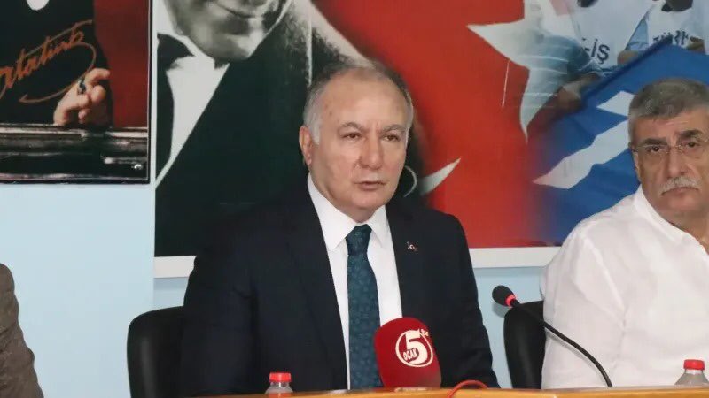 Yolissendikasi's tweet photo. TÜRK-İŞ Genel Başkan Yardımcısı ve Genel Başkanımız Ramazan Ağar, Adana ve Diyarbakır'da düzenlenen toplantılarda "İşçinin, emeklinin insana yakışır koşullarda hayatı olması için mücadele ediyoruz." dedi.

Genel Başkanımız Ağar, dün Adana, TÜRK-İŞ 4. Bölge Başkanlığı ve bugün YOL-İŞ Sendikası Diyarbakır 1 ve 2 Nolu Şube Toplantı Salonu'nda düzenlediği basın toplantılarında, TÜRK-İŞ’in yurt genelinde planladığı çalışmalara ilişkin bilgi verdi. Bölge ve il temsilcileriyle 20 Ağustos'ta basın açıklaması yapacaklarını, 26 Ağustos'ta Çerkezköy'de, 3 Eylül'de Zonguldak'ta açık hava mitingleri gerçekleştireceklerini söyledi.

Genel Başkanımız Ağar, sendika üyelerinin karşılaştığı zorluklara sessiz kalmayacaklarını belirterek, "İşçinin, emeklinin insana yakışır koşullarda hayatı olması için mücadele ediyoruz. Çalışanların ve emeklilerin haklarını arıyoruz." diye konuştu.

Enflasyonu iyi bildiklerini dile getiren Genel Başkanımız Ramazan Ağar "Üyelerimiz başta olmak üzere tüm emekçilerin taleplerini dile getiriyoruz. Emeğimizin karşılığı olan gelirimizin enflasyon verilerine kurban edilmesine karşı açık bir tavır sergiliyoruz. Taşeron işçilik sona erene kadar mücadelemizi sürdüreceğiz ve örgütlenmenin önündeki engelleri aşacağız." dedi.