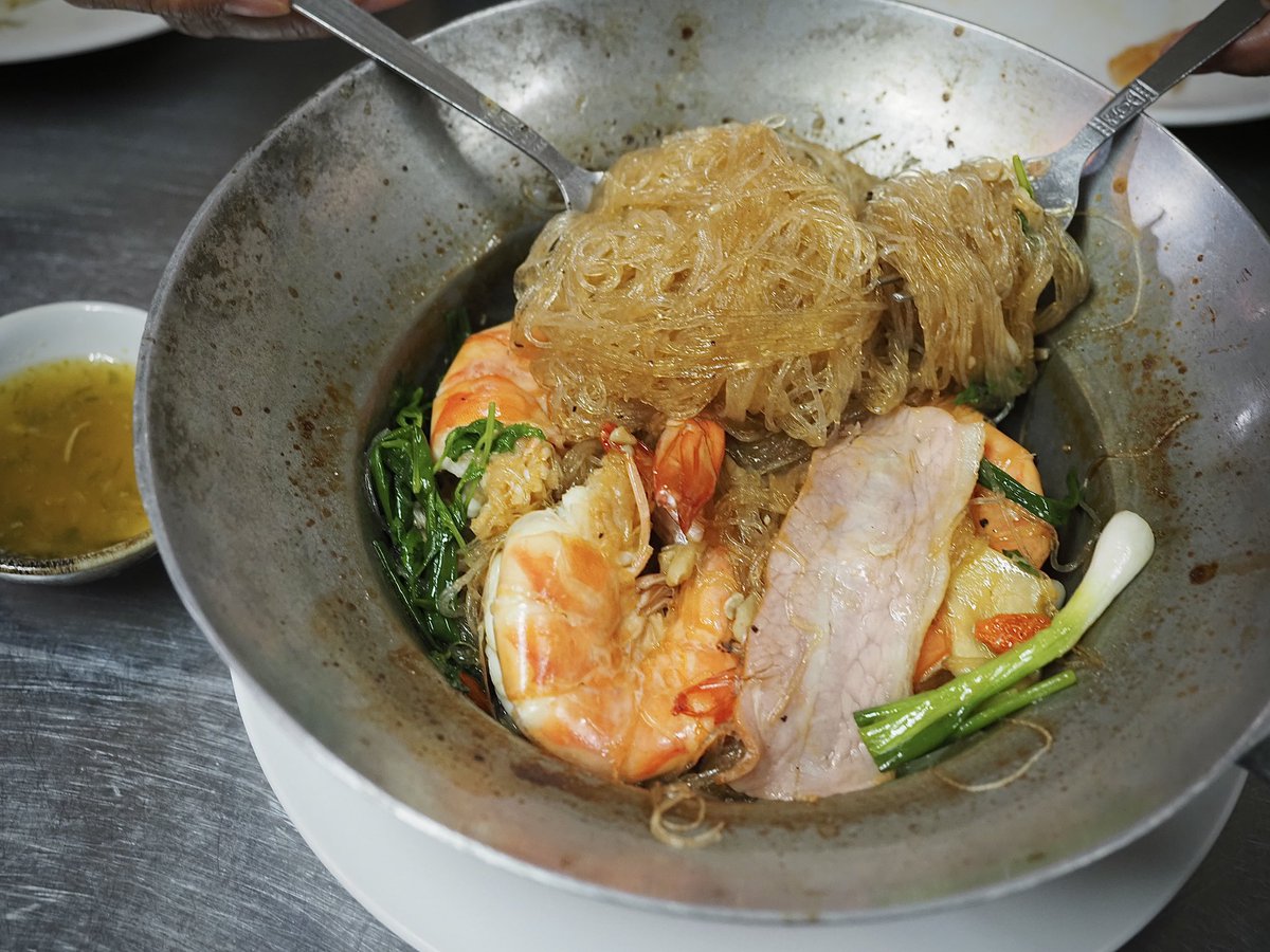 fullandfun's tweet photo. ร้านหอยทอดเจ้าเก่าแก่ หอยแมลงภู่ทอดแป้งกรอบบาง ออส่วนหอยนางรม หรือจะดูโอ้ หอยทับหอยในจานเดียว อร่อยจริงไม่มันไม่เลี่ยน หอยสดฉ่ำ กุ้งดีมาก กินเป็นผัดไทยเส้นจันทน์กุ้งสด กุ้งอบวุ้นเส้น+เบค่อนรมควันก็เลิศ

📌 ทิพ หอยทอดภูเขาไฟ (เส้นเดียวกับไป icon siam) ซ.เจริญนคร 34/2 @aroii https://t.co/EElxCQRG4x