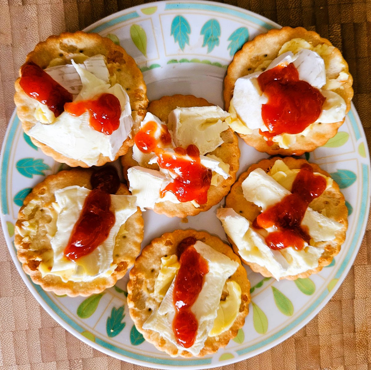 RoyLlowarch's tweet photo. 😋 Sainsburys Sea Salt Crackers, Brie &amp; Nando's Sweet Chilli Jam ❤️ Not my regular breakfast but an amazingly tasty one this morning 😋

 😎 Have a Happy Tuesday 😎 #breakfast #breakfast_time #Brie #Nandos #Crackers #chilli #Jam #cheese #foodlover #RoyLlowarch #HappyTuesday https://t.co/bhSnvfQvkt
