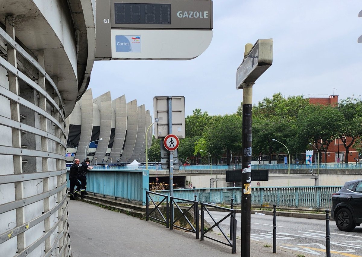 AlexMatchad's tweet image. Pendant les #JOParis2024, j'avais trouvé que la police et les gendarmes étaient au top.

Ce 13/08/2024, Pte de Saint-Cloud la @PoliceNationale bien planquée pour verbaliser la voie Paris2024 de sortie du périphérique extérieur.

La loi est la loi, mais c'est abusé là, non?
💶💶