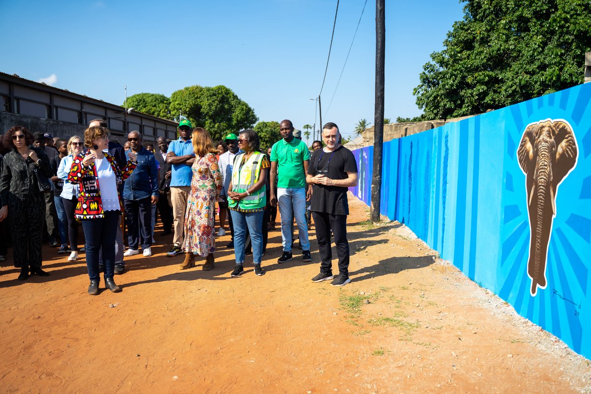 🇲🇿 El arte mural toma las calles de Chamanculo C en Maputo, como parte del proyecto Hábitat  

🖌️ El arte como herramienta de dignificación de los escenarios de vida... y la participación ciudadana como motor de cambio de las comunidades  

🔝 En colaboración con <a href="/enpeucoop/">enpeu cooperativa</a>