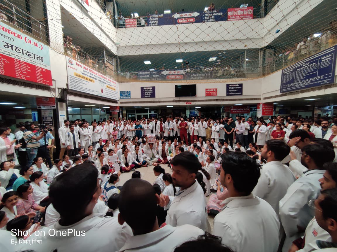 Indian__doctor's tweet photo. Day -2
Massive Protest for demanding justice to #nirbhaya2 continued at various medical colleges of #UttarPradsh  under the banner of @RDA_UP 

Scene  of Doctor's protest at KGMC LUCKNOW ;
 #BengalHorror #medtwitter @MamataOfficial @narendramodi @JPNadda https://t.co/UIp3po2xua