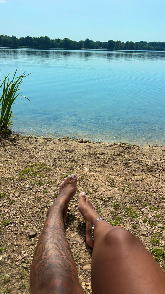 Ich bin grade unterwegs bei diesen schönen Tag und liege jetzt schön am See. Wie gern würdest du jetzt meine Füße tief in dein dreckigen Maul haben. Also los ab in meine Dm's!😈