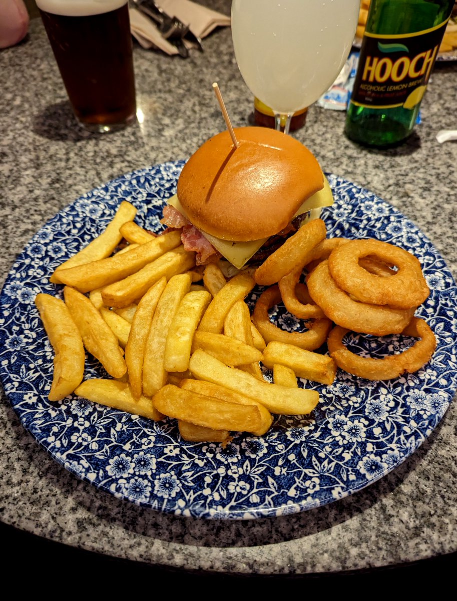 RetroCheating's tweet image. Always time for a Wetherspoons Burger with friends :D #JDWetherspoons #Wetherspoons #Pub #Food #Drinks 

Feel Free to Sub to @RetroCheating on YouTube :D