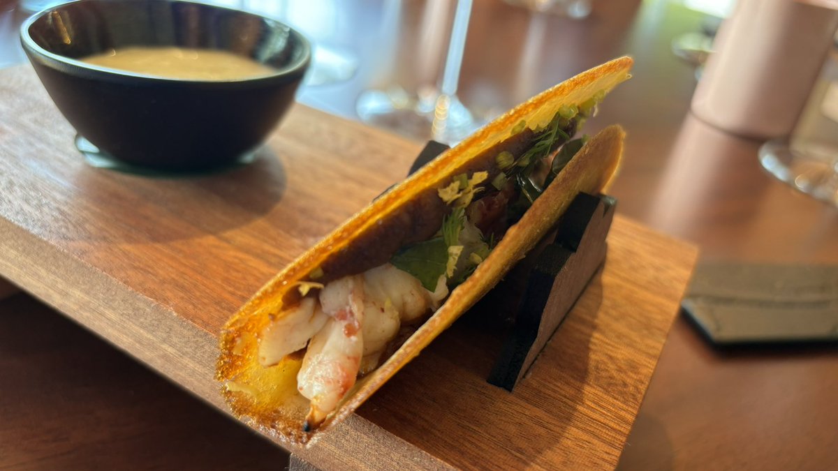 A partir de ahí la fiesta en <a href="/RestRegueiro/">Restaurante Regueiro</a> da un giro que recorre India, Tailandia, Méjico, los mezcla, los fusiona, los respeta, te enamora de picantes fugaces, olores, sabores, matices…
Berenjena, hierbas, chiles, lima kéfir y lemon grass, apasionante.
Taco crujiente de