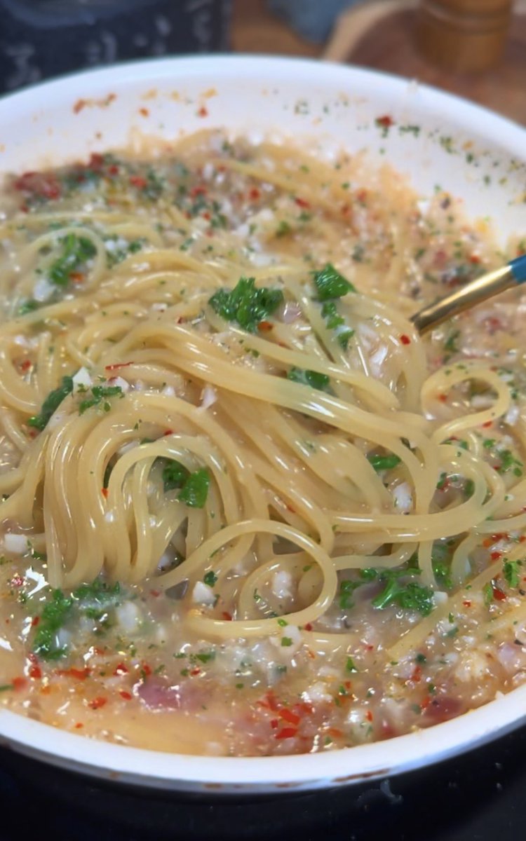 このペペロンチーノぶち込んで熱するだけやのに美味すぎて毎日でも食べ