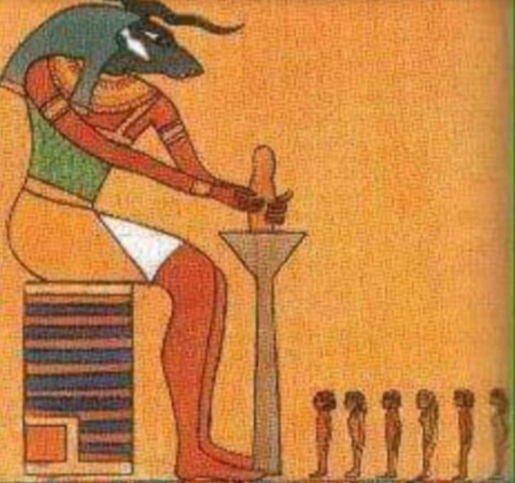 ÇOK TANIDIK BİR HİKAYE
Görselde Antik Mısır'ın yaratıcı tanrısı, Nil nehrinin koruyucusu, yaratıcısı Khnum ve bereket tanrıçası Heket ile birlikte çömlekçi tezgahında insanı çamurdan yaratırken resmedilmiş. Khnum insanı şekillendirirken Heket ise insanın içine ruhu (ka)+++