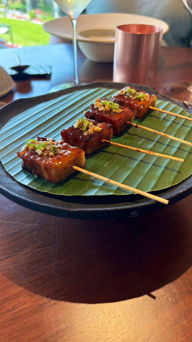 EVernacci's tweet photo. Roti hecho al momento (crujiente, hojaldrado, adictivo) en uno de los dos hornos tandoori que funcionan en cocina.
Sus brochetas de pollo y su apasionante salsa.
De nuevo picantes evanescentes pero potentes, que te pegan y desaparecen, una verdadera maravilla. https://t.co/zNhEuNzimw