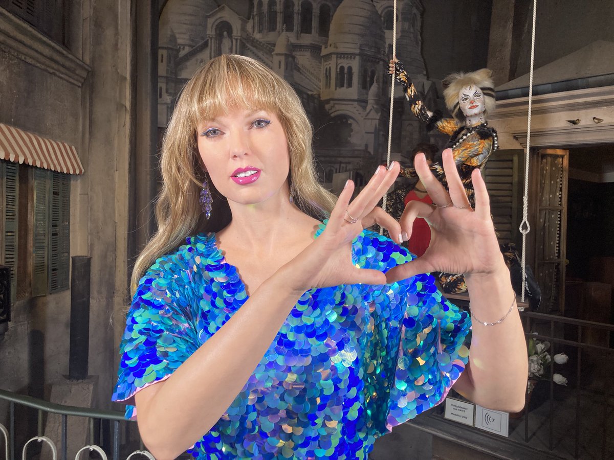 Ein Herzchen für ihre Fans!❤️#Taylorswift grüßt aus dem #Panoptikum in #Hamburg <a href="/dpa/">dpa</a> #dpareporter