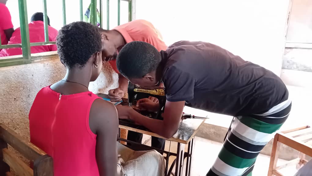 YARDbuikwe's tweet photo. Skilling young mothers in tailoring at Youth Association for Rural Development @YARDbuikwe 

Entrepreneur skills are a bedrock to economic transformation amongst our Youth. 
@NantongoEv25849
@LunaanaL37557 @mukalazifr59903 @Ajamesther @ClassPoult80978 https://t.co/CeyDiAn8me