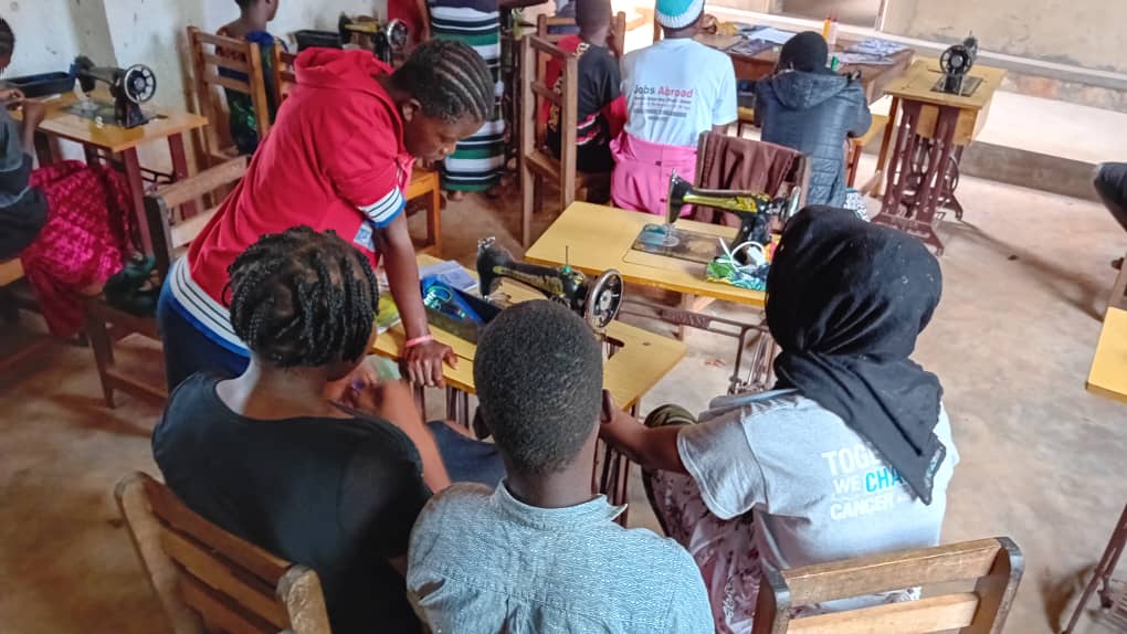 YARDbuikwe's tweet photo. Skilling young mothers in tailoring at Youth Association for Rural Development @YARDbuikwe 

Entrepreneur skills are a bedrock to economic transformation amongst our Youth. 
@NantongoEv25849
@LunaanaL37557 @mukalazifr59903 @Ajamesther @ClassPoult80978 https://t.co/CeyDiAn8me