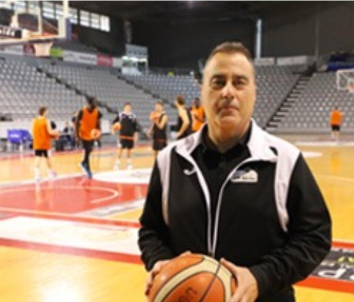 Felices de anunciaros que un grande de nuestro baloncesto, <a href="/gusaranzana/">Gustavo Aranzana</a> , se incorpora al equipo de <a href="/ValladolidESDXT/">Valladolid Es Deporte</a> para seguir de cerca la actualidad del <a href="/RVBaloncesto/">-</a> y la 1ª FEB. Gustavo estará en antena todos los Martes.
Bienvenido, maestro!!