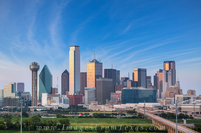 MorningBrew's tweet photo. Texas' finance industry is going crazy these days

Banking/Securities employees
• Since COVID        +27%
• Past 20 years       +111%

Dallas
• 2nd most finance employees after NYC

JPMorgan Chase
• More employees in TX (31k) than NY (28k)

Goldman Sachs
• Building $500M Dallas office, 2nd largest behind NYC