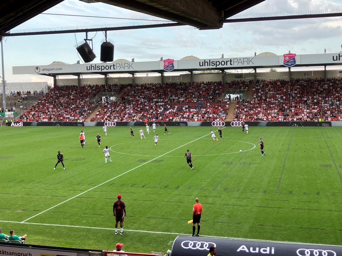 Trainer Vincent Kompany beobachtet von der Seitenlinie das Geschehen. Der <a href="/FCBayern/">FC Bayern München</a> in seinem letzten Test der Vorbereitung gegen <a href="/WSGTIROL/">WSG Tirol</a> #dpareporter #haching #bundesliga #DFBPokal