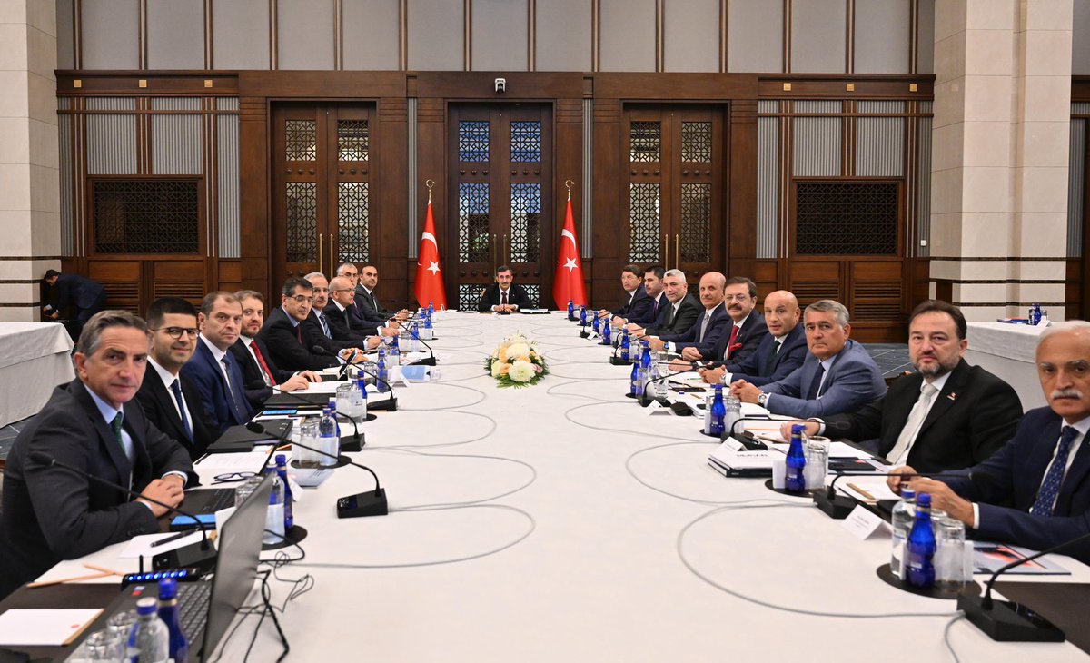_cevdetyilmaz's tweet photo. Yatırım Ortamını İyileştirme Koordinasyon Kurulu (YOİKK) toplantımızı, ilgili bakanlarımız, kurumlarımız ve özel sektör temsilcilerimizin geniş katılımı ile gerçekleştirdik. 

Bugünkü toplantımızda;  

•1 Mart 2024 tarihinde açıklanan YOİKK Eylem Planı gelişmeleri,

•Ülkemizdeki uluslararası doğrudan yatırımların artırılması amacıyla hazırlanan ve 2024-2028 dönemini kapsayan Türkiye Uluslararası Doğrudan Yatırım Stratejisi,

•Cumhurbaşkanımız Sayın @RTErdogan başkanlığında 28 Eylül 2024 tarihinde dünyanın önde gelen çokuluslu şirketlerinin üst düzey yöneticilerinin, uluslararası kuruluşların ve Türkiye’deki özel sektör çatı kuruluşlarının katılımıyla gerçekleştirilecek Yatırım Danışma Konseyi toplantısı hazırlıkları,

•On İkinci Kalkınma Planı hedefleri doğrultusunda hazırlanan Orta Vadeli Program’la (OVP) ilgili gelişmeler ve 2025-2027 dönemi OVP çalışmaları hususlarında değerlendirmelerde bulunulmuştur. 

Toplantımızın ve alınan kararların hayırlara vesile olmasını diliyor, kurul çalışmalarına katkı veren başta kurul üyelerimiz olmak üzere, kamu kurumlarımız, sivil toplum kuruluşları ve özel sektör temsilcilerine teşekkürlerimi sunuyorum.