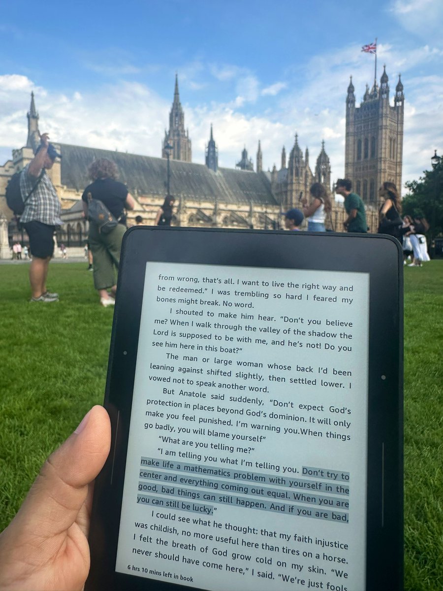 free_style_chef's tweet image. What do we think of my reading location today?

📍Big Ben &amp;amp; Westminster Abbey, London 

#reading #avidreader #thepoisonwoodbible #barbarakingsolver #travel #london