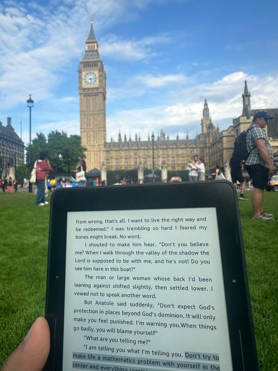 free_style_chef's tweet image. What do we think of my reading location today?

📍Big Ben &amp;amp; Westminster Abbey, London 

#reading #avidreader #thepoisonwoodbible #barbarakingsolver #travel #london