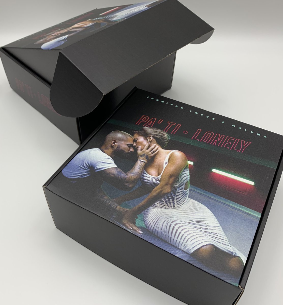 snellercreative's tweet photo. Celebrity SWAG Unboxing by @jtsnell #sneller #snellercreative #snellercreativepromotions #madeinusa #celebrity #swag #unboxing #marketing #branding #promotion #advertising #packaging #custompackaging #promotionalpackaging #influencer #prkit #swagbox #usa 
https://t.co/05YCsexA57 https://t.co/WL9kDe1JSe