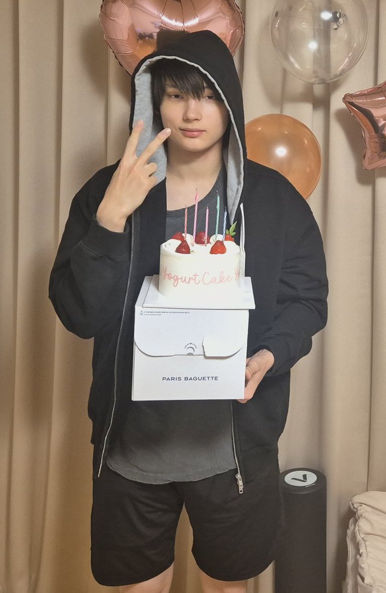 진짜 자연인 상태로 축하받은거갘아서 웃음나옴