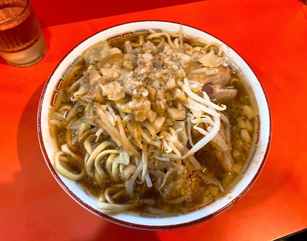 maya_mami_531sp's tweet photo. ラーメン二郎仙川店 かため申請の歯応えある麺、深みのある非乳化スープ、ほろほろ神豚の好き要素が詰まりまくった結果、2024年外食ランキング暫定1位とさせていただきます… まじで美味かった🍜 #hp_here https://t.co/IDQmAgYwu1
