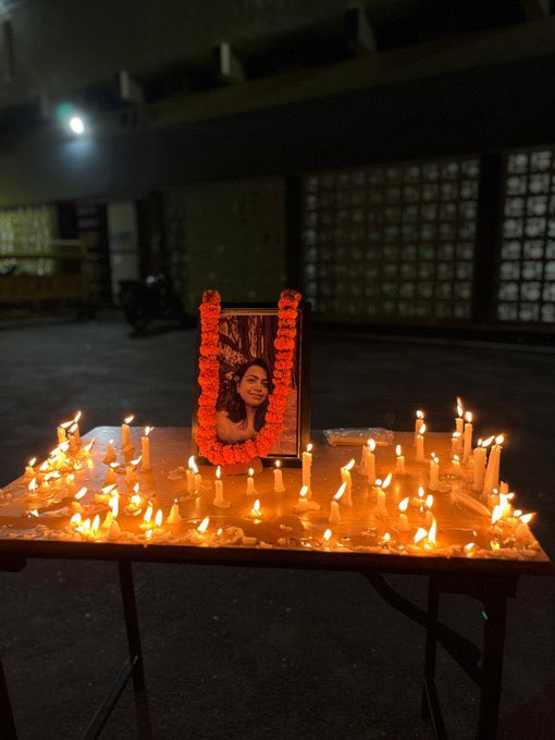 #BENGALHORROR
"A broken hyoid bone, blood spilled from eyes, black mark all over the body,blood from the private part, seminal fluid of multiple persons inside the body"

This is just an initial report!

Can You imagine Pain?
Stand for Her!! #Nirbhaya2 #BENGAL_HORROR #medtwitter