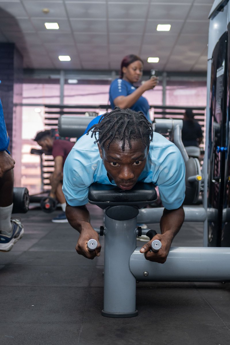 FC_AiglesRDC's tweet photo. @FC_AiglesRDC Physiquement au point ! 🤜🏾🤛🏾
L'aigle prend son envol ! 🦅

Samouraïs dans l'âme ! ⚪️🔵🟡
.
.
.
#fclesaiglesducongo #lesaiglesducongo #aiglesducongo #fcaigles #entraînement #salledemusculation #musculation #training #physiquement #physique https://t.co/ybPsGjtVPM