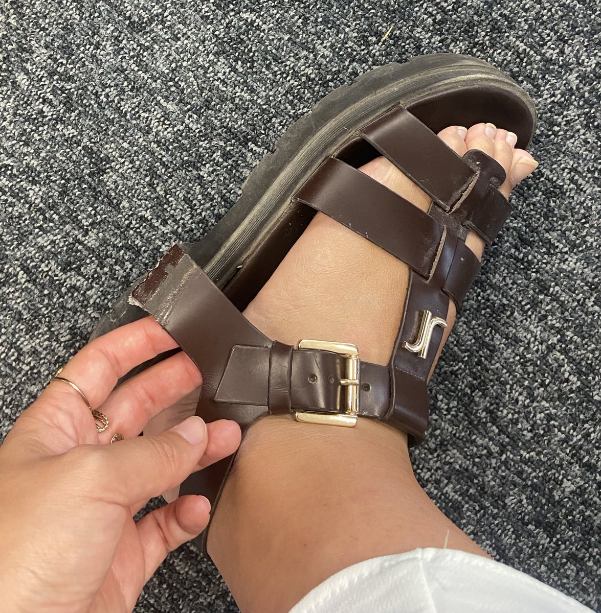 marinadlbry's tweet photo. @JonakParis bonjour, c’est normal ce niveau de qualité avec vos chaussures ?
C’est ma 3e paire Jonak qui a un problème… sauf que celle-ci j’ai dû les porter 10 fois et que là je vais devoir marcher avec pour le reste de la journée. Belle image quand on a un repas d’affaires… https://t.co/UijKgFwWMJ