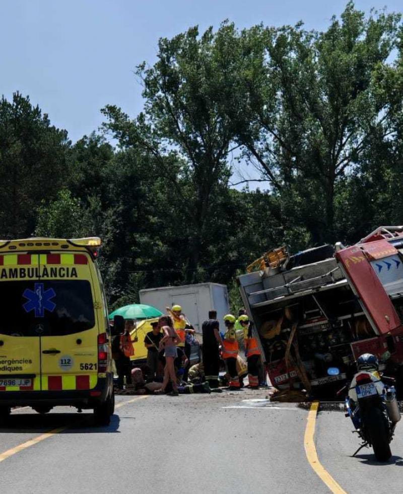 ASBOVOCA's tweet photo. Des d'Asbovoca, volem desitjar una prompta recuperació als companys del parc de Lloret, que han tingut un greu accident de circulació, quan es dirigien a un servei. https://t.co/xhKA0XIOxO