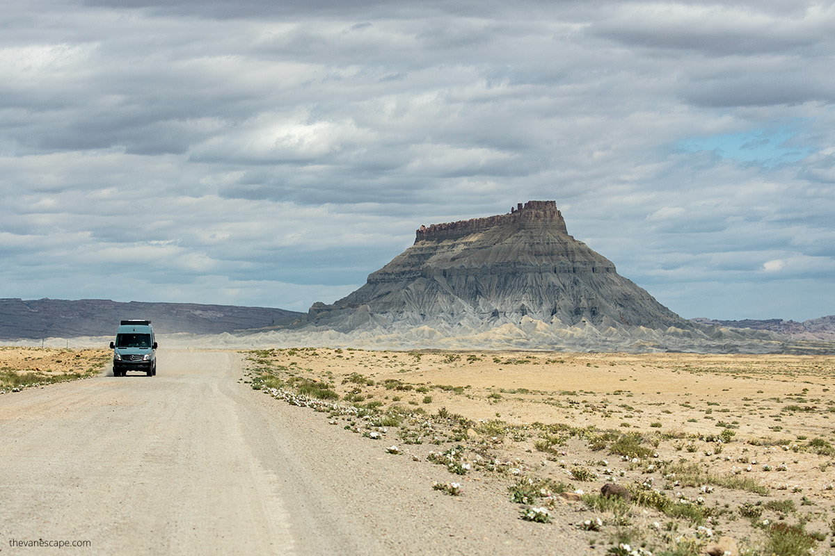 TheVanEscape1's tweet photo. Factory Butte in #Utah is a surreal rock formation that feels like another planet! It is a must-see for any #landscape lover or #adventure seeker.
#visitutah #roadTrip #AdventureTime #FactoryButte https://t.co/BGp0wFfjaL