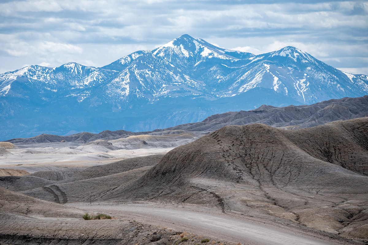 TheVanEscape1's tweet photo. Factory Butte in #Utah is a surreal rock formation that feels like another planet! It is a must-see for any #landscape lover or #adventure seeker.
#visitutah #roadTrip #AdventureTime #FactoryButte https://t.co/BGp0wFfjaL