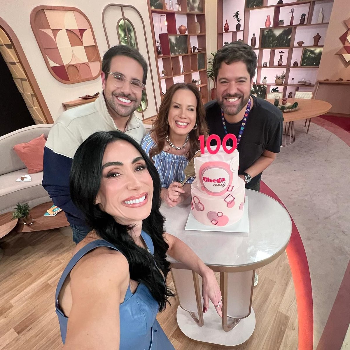 MeConteJa's tweet photo. 🚨 Mais uma troca de Diretor?

SBT convoca reunião de emergência com a equipe do "Chega Mais" após a repercussão negativa da Vidente na manhã de ontem(12).
Segundo Gabriel Perline, muitas broncas rolaram e a produção cometeu um dos maiores erros da história do canal. #ChegaMais