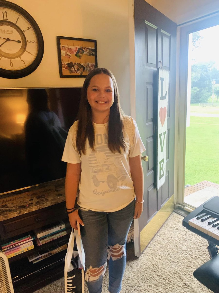 AmandaEcteach1's tweet image. It's the first day!  The baby is going to 7th Grade (and  the elder is college bound in a few days) #MAfirstday