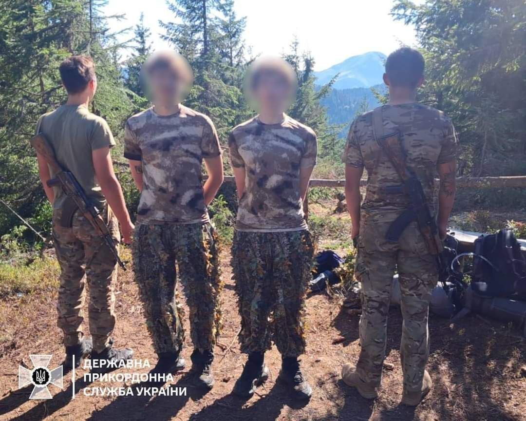 srbskivuksam's tweet photo. Украјина-Ужгород, на граници су ухапшена два момка који су се претварали да су граничари да би прешли границу... 
Остало је пар стотине метара до Румуније али су препознали превару и на жалоcт одвели  момке. https://t.co/bRcsJurpIY