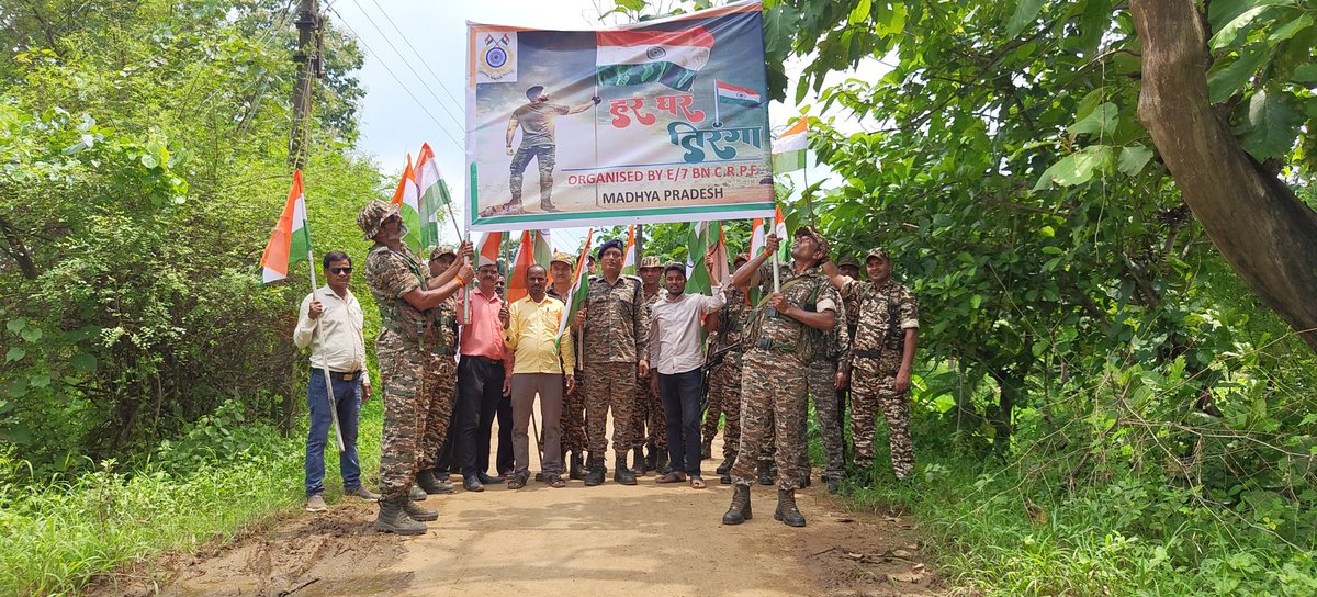 7_crpf80559's tweet photo. आज दिनांक 13.08.24 को E/7 समवाय CRPF द्वारा #HarGharTiranga अभियान के अंतर्गत तिरंगा यात्रा लाँजी थाना (मध्य प्रदेश )के अंतर्गत सुलसूली से शुरू होकर खुर्सीटोला, बालेगांव,घोटी तक निकाली गयी।# @007bn_crpf #HMOIndia @CentreCrpf @MPSECTORCRPF #peacekeepersofthenation https://t.co/oKz4a4TQzx