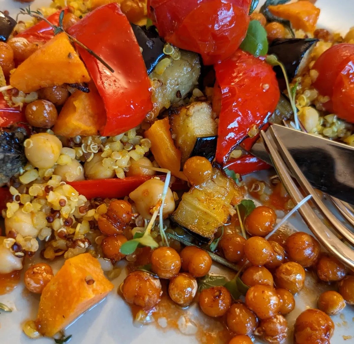 Quinoa and chickpea salad, these leftovers are singing. All l did was roast the romano pepper and open a can of chickpeas. The remaining ingredients were leftovers from the fridge and roasted in the sirfryer #quinoa #aubergine with 🍒 #tomatoes #courgette #sweetpotato