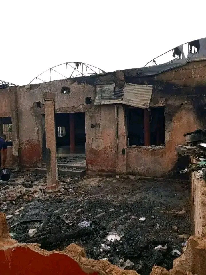 ChristianEmerg1's tweet photo. Nigeria: Islamists torched a church in Kontagora, in Niger State, on Saturday, August 10. 

The media mutters not a word. But Christians must.

This is what our brothers and sisters in Nigeria are facing. 

They need help and prayers. Let's help and pray. https://t.co/wwuPEUkBQC