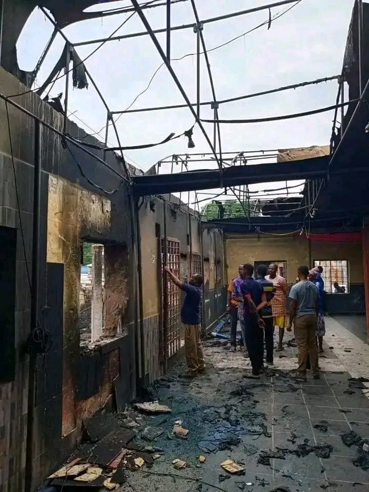 ChristianEmerg1's tweet photo. Nigeria: Islamists torched a church in Kontagora, in Niger State, on Saturday, August 10. 

The media mutters not a word. But Christians must.

This is what our brothers and sisters in Nigeria are facing. 

They need help and prayers. Let's help and pray. https://t.co/wwuPEUkBQC