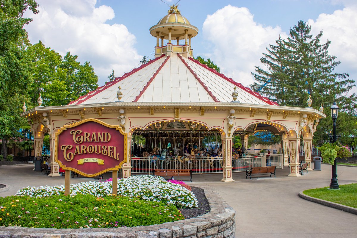KeepItDownpod's tweet photo. Pt 4! We wrapped up our amusement park tour with a Saturday at King's Island. But at least we had Fast Lane!
#kingsisland #Orion #Diamondback #mystictimbers #thebat #adventureport #beast #snoopyssoapboxracers #Banshee #Racer #flightoffear #fof #grandcarnivale #festhaus #Spotify https://t.co/22Ev9OxbXA