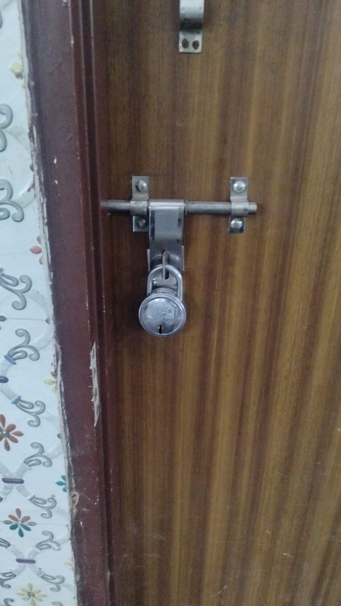madanrohi's tweet photo. @MunCorpGurugramके द्वारा बिना नोटिस के वार्ड14के सरकारी पार्षद कार्यालय पर ताला लगाया गया जबकि अन्य पार्षद कार्यालय खुले है यदि 24घंटे के अंदर इस ताले को नहीं खोला गया तो शहीद उधम सिंह न्याय  सेना MCGआयुक्त जी आवास पर धरना देगी @cmohry @DC_Gurugram @gurgaonpolice @narendramodi https://t.co/WdX7xDzvdV