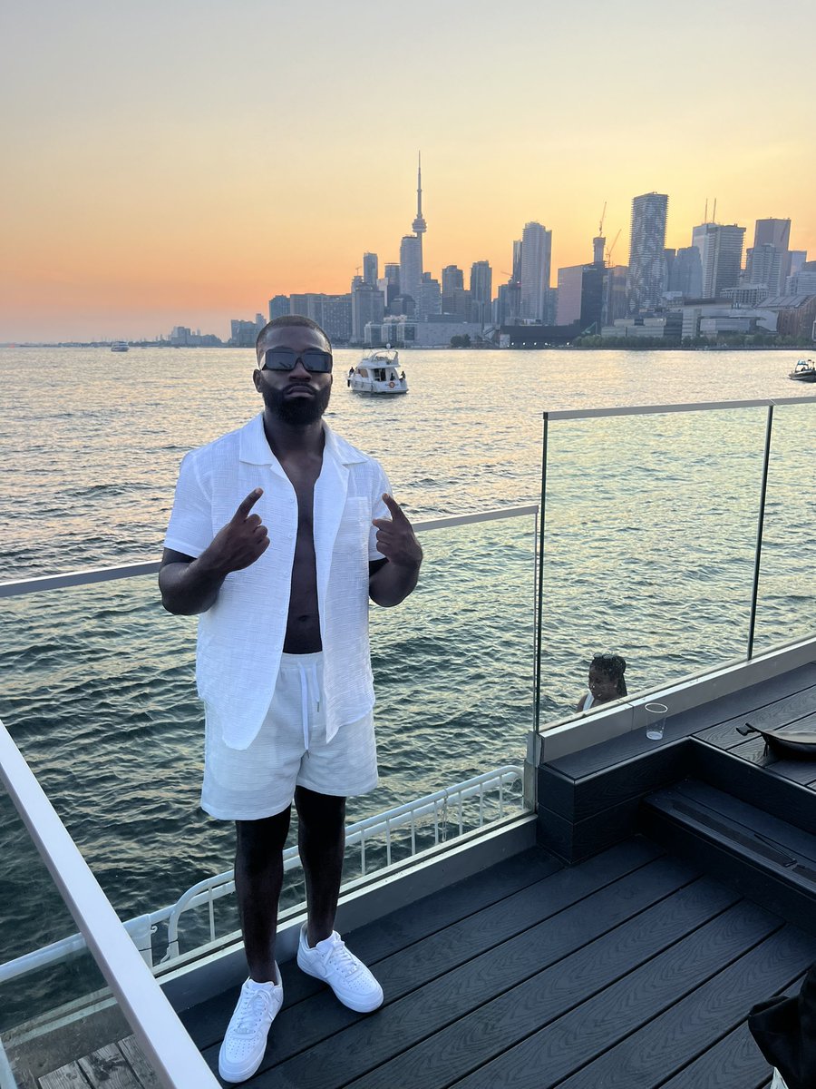 GUAPZINOOOO's tweet photo. Laiveee in The 6🇨🇦 #LastDance #FinalOne https://t.co/YSup6lkGiH