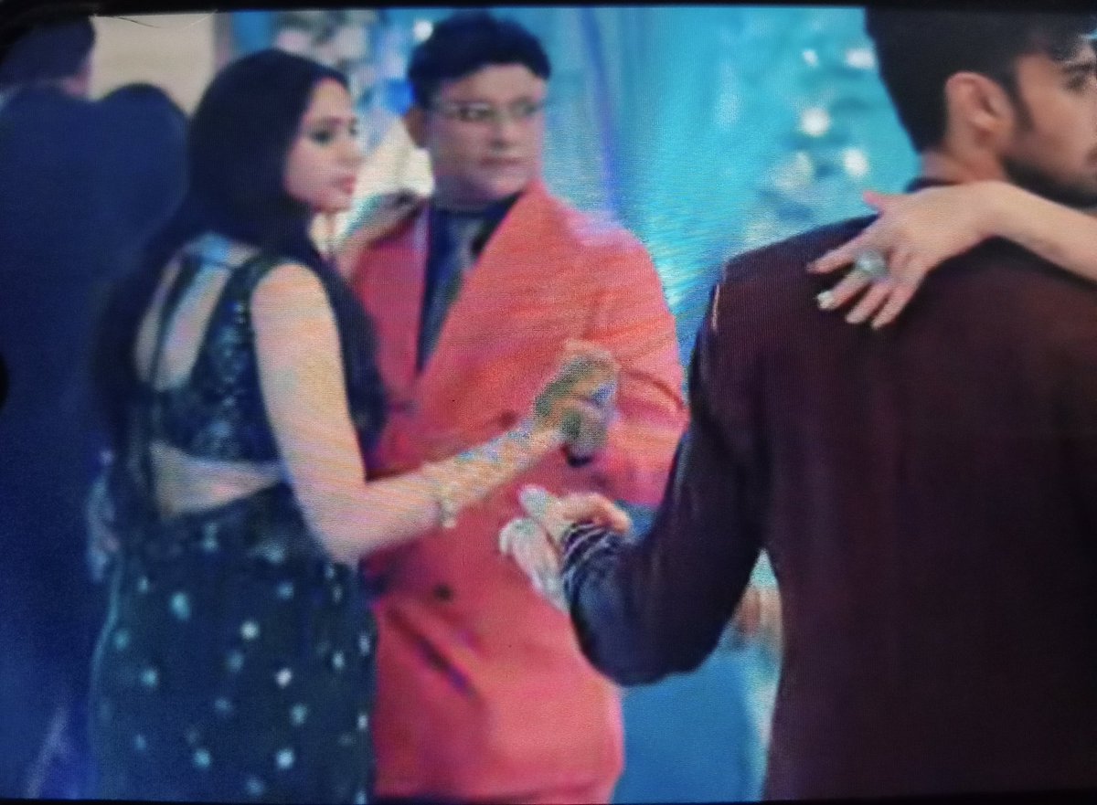 TanisTae's tweet photo. my #MaMee heart 💌 ✨
colour coordinating 🙈✨
#yehhaichahatein https://t.co/oNRakA67Pg