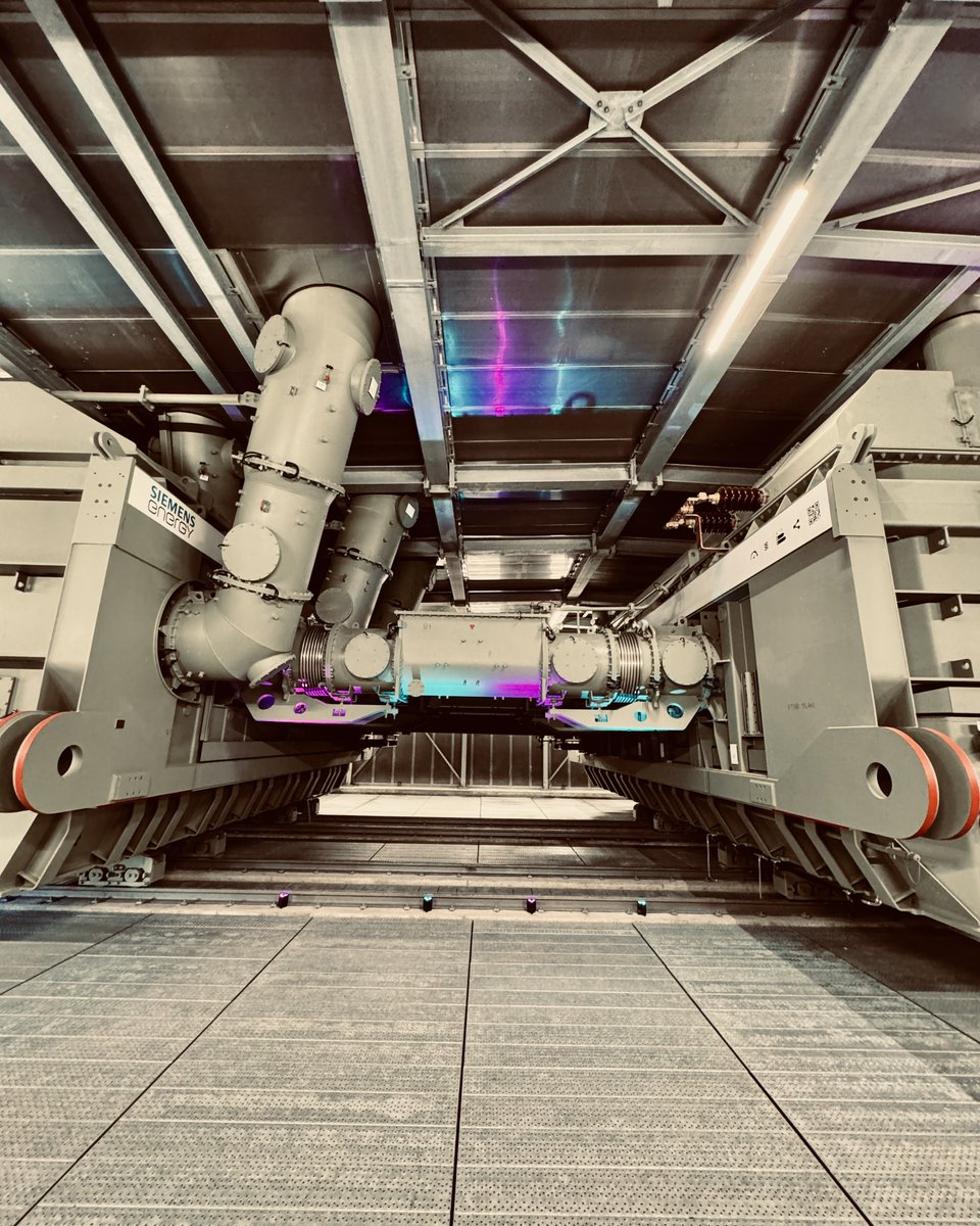 BMWE_'s tweet photo. Bundesminister #Habeck ist zurück aus der Sommerpause. In Lingen gab er gestern den Startschuss für einen Pilot-Elektrolyseur, der grünen Wasserstoff produziert &amp; für einen neuen Phasenschieber, der z.B. die Netzauslastung optimiert. So gelingt die #Energiewende https://t.co/iYruLdZ2At