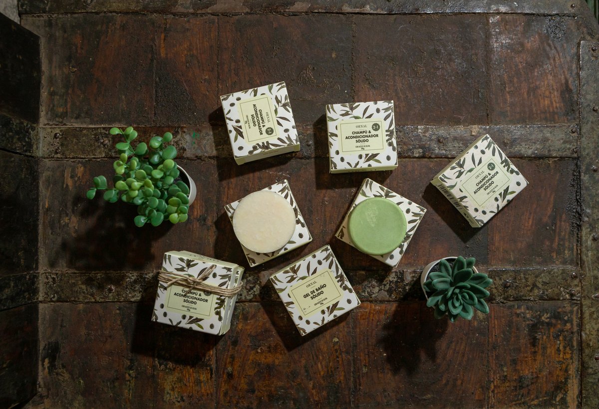 Estamos en pleno verano y tanto tu cabello como tu piel necesitan un extra de cuidado🌤️

Nuestro champú y acondicionador sólido y nuestro gel de baño hechos a base de aceite de oliva y con ingredientes naturales serán tus mejores aliados durante las vacaciones🤩