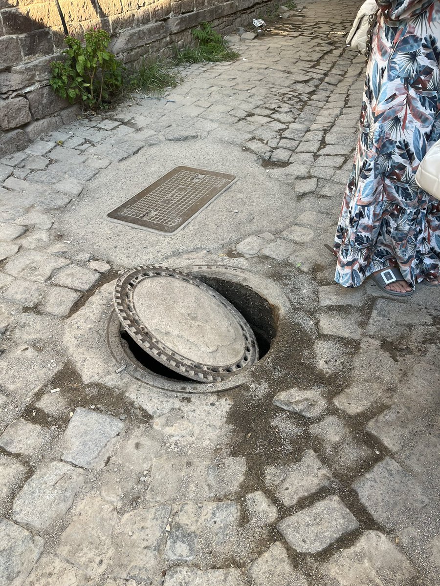 cansutopal's tweet photo. Ayvalık Merkezde Migros’un arkasındaki sokakta bir genç logar kapağının çökmesiyle içine düştü. Logar kapağı şu an açık @AYVALIKBELEDIYE https://t.co/bf6EySbY6Q