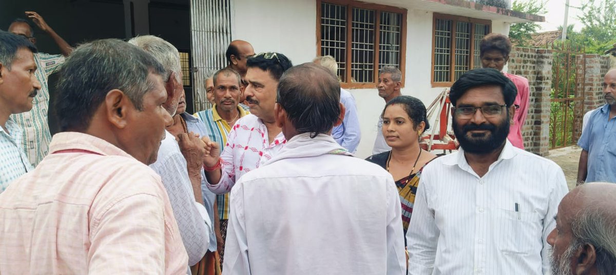 SudhirPatjoshi's tweet photo. ଧର୍ମଗଡ଼ ବ୍ଲକର ଖଇରପଦର ଓ ମାଟିଆ ଗାଁକୁ ଆଜି ଅପରାହ୍ନରେ ବାଇକ ଯୋଗେ ଗସ୍ତ କରି ସଧାରଣ ଲୋକଙ୍କ ସହ ମିଶି , ସେମାନଙ୍କ ସ୍ଥାନୀୟ ସମସ୍ୟା ସହ ଅବଗତ ହେଲି। ସମସ୍ୟା ଗୁଡିକର ସମାଧାନ ପାଇଁ ଆଶ୍ୱାସନା ଦେବା ସହ ଖଇରପଦର ରୁ କନ୍ତେର ରାସ୍ତା କୁ ଶୀଘ୍ର ମରାମତି ପାଇଁ ବ୍ଲକ ବିଡ଼ିଓ ଓ ଅତିରିକ୍ତ ଯନ୍ତ୍ରୀ କୁ ତାଗିଦ କଲି।
 @BJP4Odisha https://t.co/APImgkXDUt