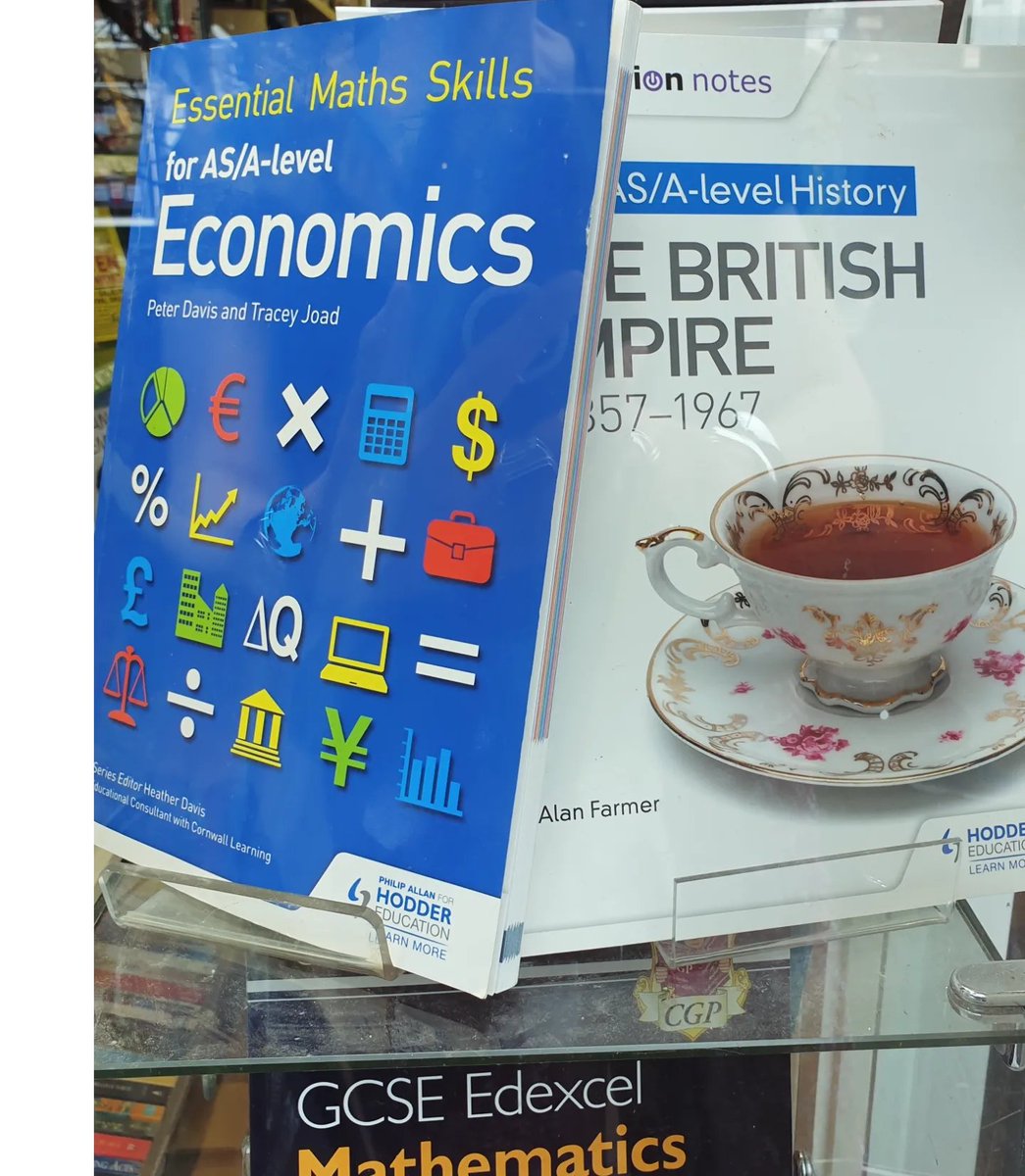 oxfam_harpenden's tweet image. Beat the #backtoschool rush! We have a great selection of #studyguides in our #windowdisplay at #Oxfam #Books #Harpenden this week with many more in-store! If you can&apos;t find what you&apos;re looking for, please do ask one of our volunteers as we have more upstairs in our stockroom!