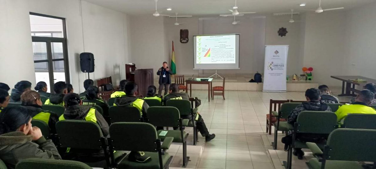 JusticiaBol's tweet photo. #Conalpedis desarrolla “Taller de Capacitación del Buen Trato a las Personas con Discapacidad” dirigido a servidores policiales de #Tarija
#NotaDePrensa ➡️ https://t.co/t5uaEH2rom
#UnidosRumboAlBicentenario
#LaTransformaciónDeLaJusticiaAvanza https://t.co/ujqyPAGEUC