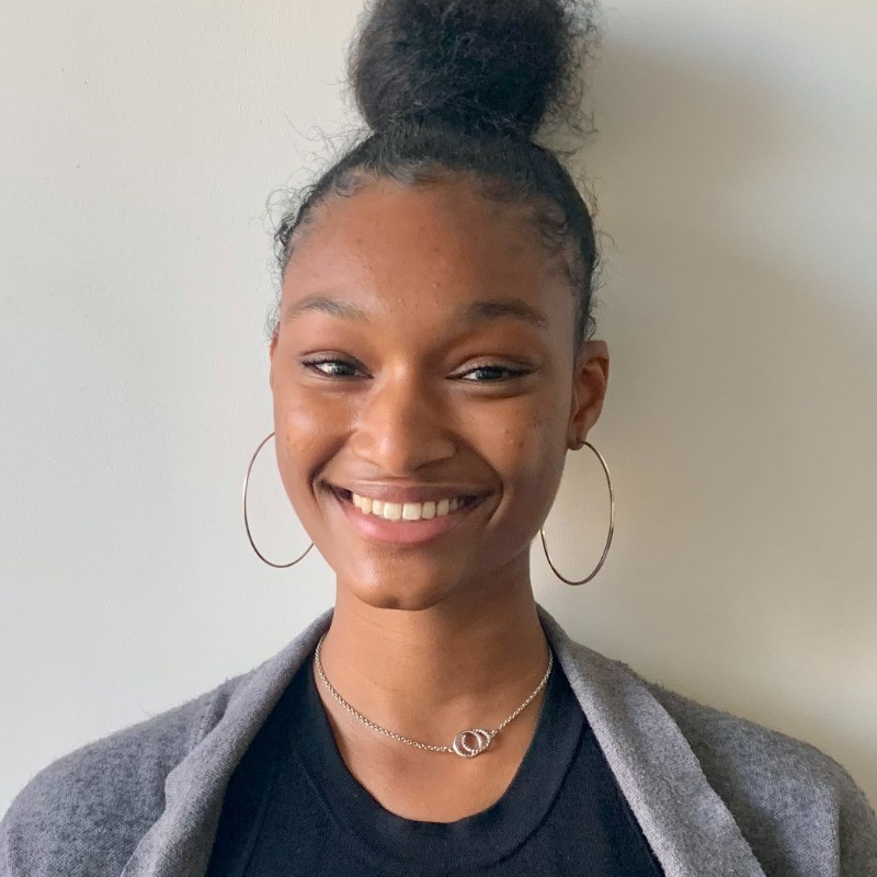 AmauryBucco's tweet photo. 🔴 Noémie, 21 ans, était partie assister à la cérémonie de clôture des JO, au stade de France, dimanche 11 aout dernier, a appris @Valeurs de sources policières. Elle n'est jamais rentrée chez elle, et ne rentrera jamais plus: 

Il est aux alentours de 19h30, ce lundi 12 aout, lorsque une femme appelle la police. Elle est très inquiète et a de bonnes raisons de l’être : sa fille, Noémie, une jolie métisse de 21 ans (qui a d’ailleurs été mannequin), n’est toujours pas rentrée. 

La veille, dimanche 11 aout, Noémie était partie travailler en marge de la cérémonie de clôture des JO de Paris. Voilà un an qu’elle travaille pour le stade de France. Elle a d’abord commencé dans les loges VIP, avant de rejoindre le service communication. Assister à cette soirée historique était évidemment une occasion professionnelle à ne pas manquer...

Mais ceci n’explique pas pourquoi Noémie n’a depuis plus donné signe de vie. La dernière personne à l’avoir vu est un de ses amis. Il a confié à sa mère l’avoir croisée par hasard, à auteur du boulevard Ney, dans le 18e arrondissement de Paris, vers 1h du matin. Soit à environ 1km de son domicile. Une information que confirme d’ailleurs la géolocalisation de son téléphone.

Autre information précieuse, confiée par la mère à la police : cette nuit-là, sa fille serait rentrée avec un migrant, un certain Love O., à qui elle donne des cours de français et qu’elle aide dans ses démarches administratives, à titre bénévole, depuis environ deux ans. Ce Nigérian de 48 ans est par ailleurs déjà connu de la police pour des faits mineurs, en l'occurence de de vente à la sauvette.
 
Autre détail pour le moins inquiétant, qui va mettre aussitôt les enquêteurs sur la piste, la conjointe de Love O., qui est actuellement en vacances, raconte que ce dernier lui a envoyé un SMS dans la nuit du 11 au 12, aux alentours de 3h du matin, pour lui dire qu’il avait « fait une grosse connerie ». Depuis, il a éteint son téléphone… impossible de le joindre.

Une équipe d’intervention est aussitôt envoyée au domicile de Love O., où les policiers découvrent alors le corps de Noémie, en partie dénudé et mutilé, puisqu’elle a la gorge sectionnée. A ses côtés, Love O. n’a même pas pris la peine de s’enfuir. Ce n’est plus qu’une épave plongée dans un état comateux par l’absorption d’alcool et de médicaments… Peut-être une tentative de suicide. 

Aussitôt interpellé et placé en garde à vue, Love O. a été conduit à l’hôpital en raison de son état de santé, inique une source policière à @Valeurs 

Photo: profil Linkedin de Noémie, la victime